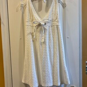 ELAN WHITE TERRY CLOTH DRESS WITH HEART DESIGN AND TOES AT NECK
SIZE SMALL